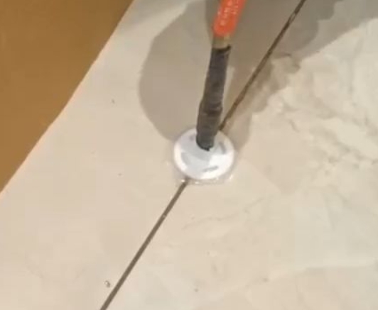 镇赉瓷砖空鼓维修公司专业解答瓷砖在铺贴过程中，如果没有涂抹均匀到位的粘结材料（如水泥砂浆或瓷砖胶），可能会导致以下问题