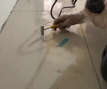 镇赉瓷砖开裂维修公司专业分享瓷砖在铺贴前如果没有沥干水分，将会导致以下问题